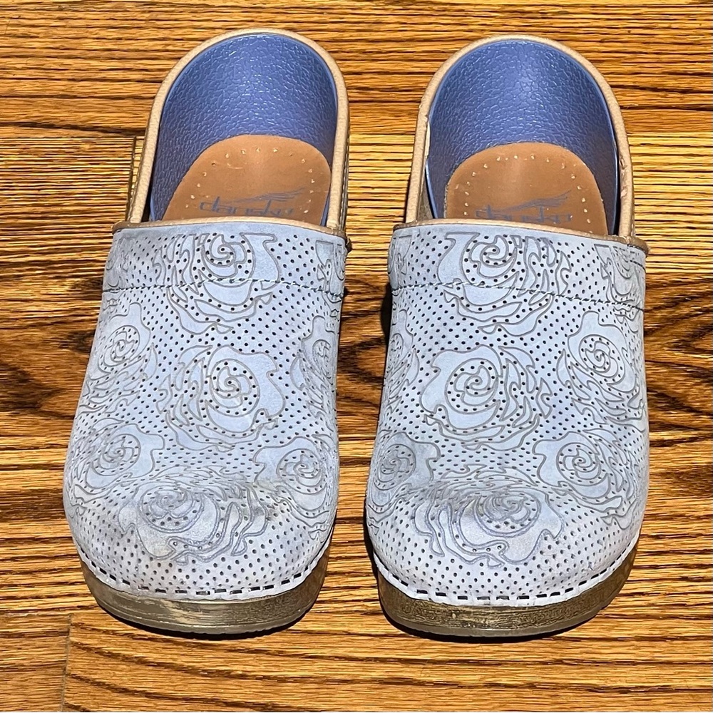 Dansko Women’s Perforated Blue Floral Nubuck Clogs Sz 38 Scandi Cottagecore Rose